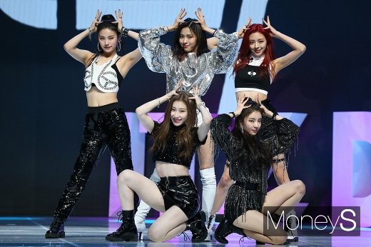 JYP 신인 걸그룹 있지(ITZY)가 12일 오후 서울 용산구 블루스퀘어 아이마켓홀에서 열린 데뷔 앨범 'IT’z Different(잇츠 디퍼런트)' 쇼케이스 무대에 올라 공연을 펼치고 있다./사진=장동규 기자