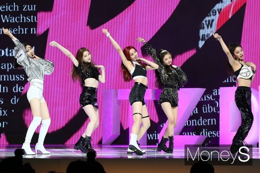 JYP 신인 걸그룹 있지(ITZY)가 12일 오후 서울 용산구 블루스퀘어 아이마켓홀에서 열린 데뷔 앨범 'IT’z Different(잇츠 디퍼런트)' 쇼케이스 무대에 올라 공연을 펼치고 있다./사진=장동규 기자
