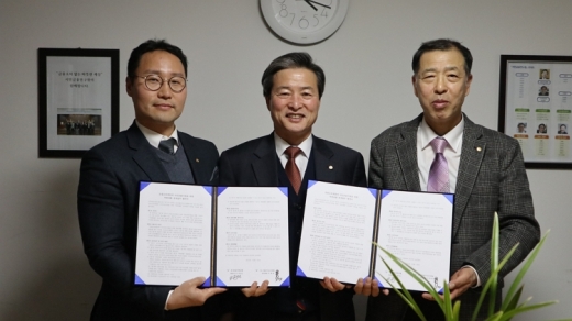 (왼쪽부터) 오종민 한성저축은행 대표이사, 조성목 서민금융연구원 원장, 이창호 더불어사는사람들 상임대표. 서민금융연구원 회원사인 한성저축은행과 더불어사는사람들이 대안금융상품을 출시한다. /사진=서민금융연구원