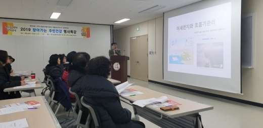 ▲ 12일 동탄중앙어울림센터에서 백문성 한림대학교 동탄성심병원 호흡기내과 교수가 '2019 시민건강특강'을 하고 있다. / 사진제공=화성시