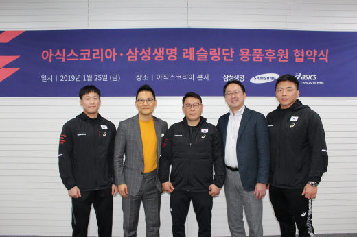 왼쪽부터 삼성생명 정한재 선수, 아식스코리아 김정훈 사장, 삼성생명 안한봉 감독, 아식스코리아 고이즈미 마사키 회장, 삼성생명 권혁범선수 