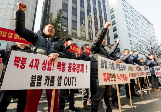택시업계 비상대책위원회 관계자들이 12일 오전 서울 여의도 더불어민주당사 앞에서 기자회견을 열고 카풀영업을 규탄하는 구호를 외치고 있다. 사진=뉴스1 신웅수 기자