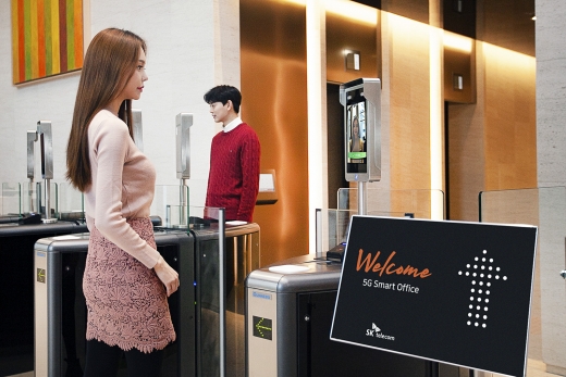AI 딥러닝 기술을 통해 출입증 없이도 사무실 출입을 통제할 수 있는 ‘5G 워킹스루 시스템’. /사진=SK텔레콤