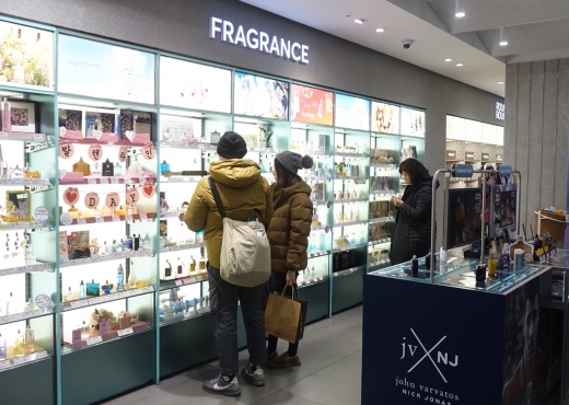 12일 올리브영 명동본점 향수존에서 연인 고객이 향수를 고르고 있다./사진=CJ올리브네트웍스 @머니S MNB, 식품 외식 유통 · 프랜차이즈 가맹 & 유망 창업 아이템의 모든 것