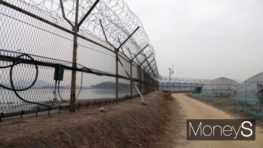 염하강 철책길. /사진=사진=박성기 여행 칼럼니스트
