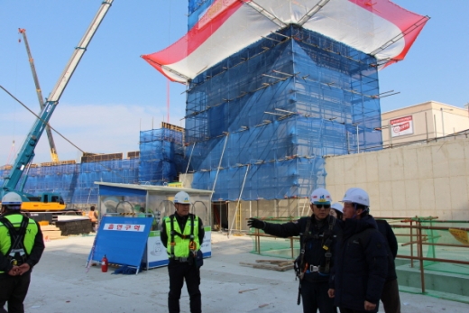 2월12일 김병진 본부장(오른쪽 첫번째)이 이케아 동부산점 신축공사현장을 안전점검했다./사진제공=안전보건공단