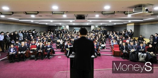 [머니S포토] 신용정보법 관련 단상에 선 최종구