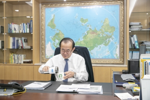 일회용 플라스틱 용기사용을 줄이기 위한 ‘플라스틱 프리 챌린지’에 동참한 유향열 한국남동발전 사장. /사진제공=한국남동발전