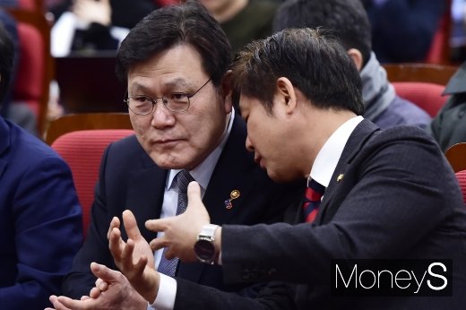 [머니S포토] 신용정보법 관련 의견 나누는 최종구