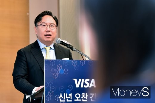 [머니S포토] 취재진 바라보는 패트릭 윤 비자코리아 사장