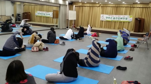 출산교실에서 출산준비를 위한 체조를 하고있는 모습. /사진제공=연천군
