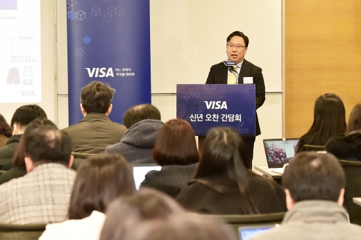 패트릭 윤 비자코리아 사장이 13일 대한상공회의소에서 열린 기자간담회에서 비자의 노력과 비전에 대해 발표하고 있다./사진=임한별 기자