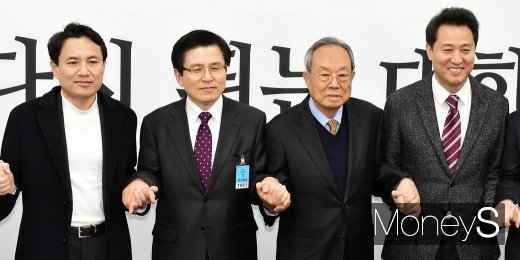▲ 김진태 후보(왼쪽부터), 황교안 후보, 박관용 자유한국당 선관위원장, 오세훈 후보