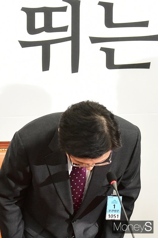 [머니S포토] 자한당 선관위 회의, 고개숙여 인사하는 황교안