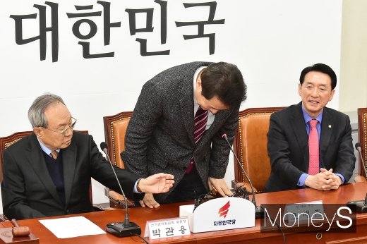 [머니S포토] 한국당 선관위 회의, 고개숙여 인사하는 오세훈