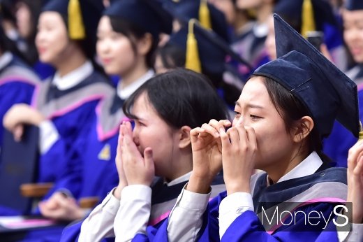 [머니S포토] 눈물의 졸업식