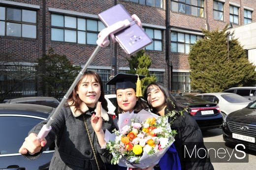 [머니S포토] 학교에서 찍는 마지막 셀카