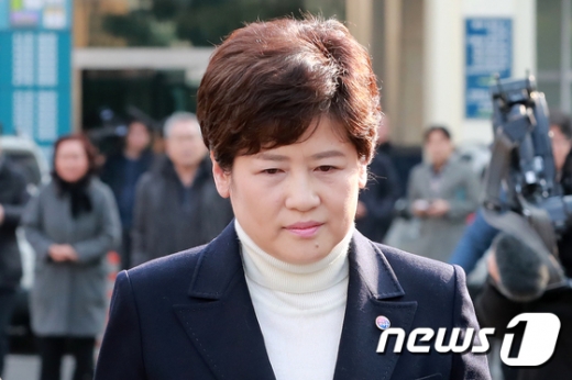 지방교육자치법 위반 혐의로 불구속기소된 강은희 대구시교육감이 13일 오전 대구지방법원에서 열린 1심 선고 공판에서 당선무효형에 해당하는 벌금 200만원 판결을 받은 뒤 법원을 나서고 있다. /사진=뉴스1 공정식 기자