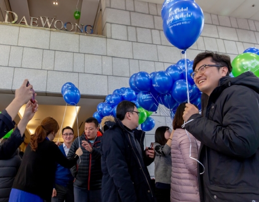 대웅제약 직원들이 나보타 부스에 마련된 포토존에서 함께 사진촬영을 하고 있다./ 사진=대웅제약