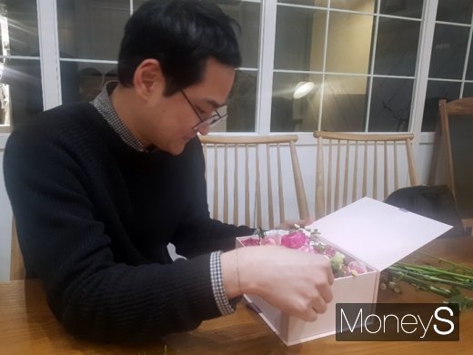플라워박스를 구성중인 박춘화 꾸까 대표. /사진=채성오 기자