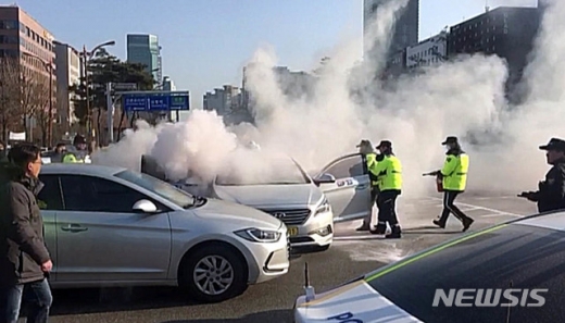 지난 11일 한 택시기사가 국회 앞에서 분신을 시도해 경찰들이 화재를 진압하고 있다. /사진=뉴시스