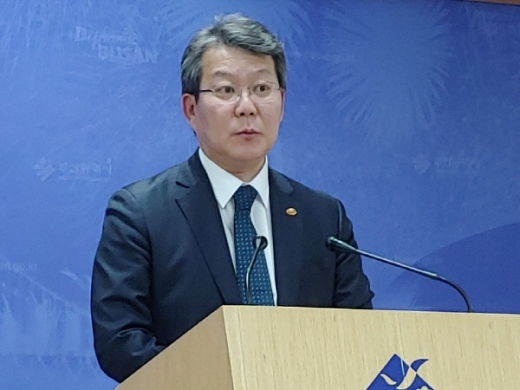 문재인 대통령의 신공한 관련 발언을 브리핑한 변성완 부산시 행정부시장./사진제공=김동기 기자