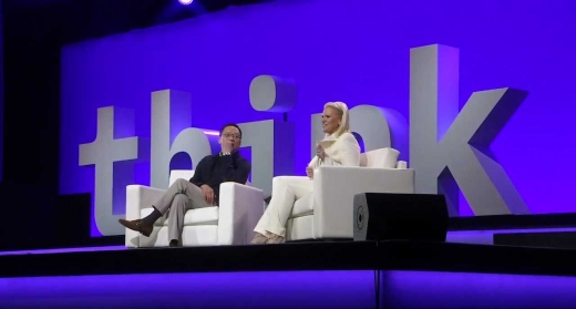 정태영 현대카드 부회장(왼쪽)과 지니 로메티 IBM 회장이 IBM THINK 2019에서 연사로 나서 강연하고 있다. / 사진=한국IBM