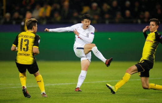 지난해 11월 독일 도르트문트의 지그날 이두나 파크에서 열린 2017-2018시즌 UEFA 챔피언스리그 조별예선 5차전 보루시아 도르트문트전에서 득점에 성공했던 토트넘 홋스퍼의 손흥민(가운데). 이번에도 '양봉업자'의 면모를 보일 수 있을까. /사진=로이터