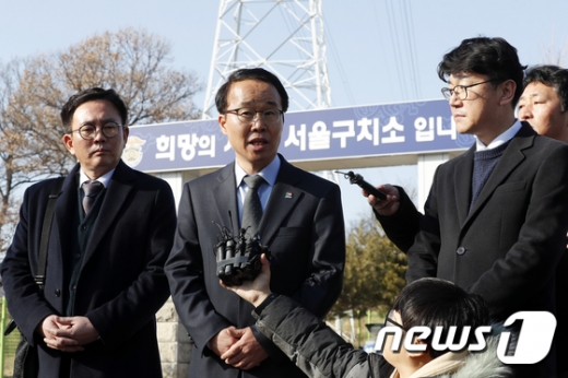 박성호 경남도지사 권한대행이 지난 13일 법정구속 된 김경수 경남도지사 접견을 마치고 취재진의 질문에 답하고 있다./사진제공=뉴스1DB