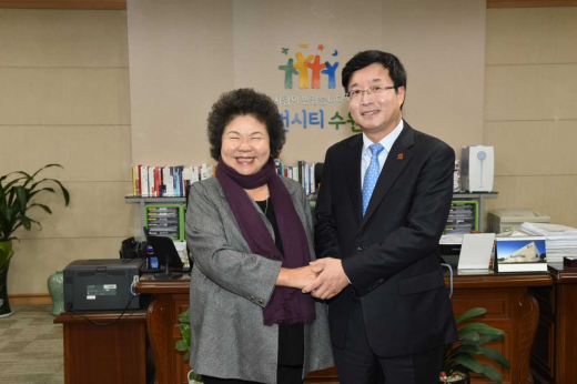 ▲ 2016년 11월 수원시청을 방문한 천쥐 총통 비서장(당시가오슝시장)과 염태영 수원시장. / 사진제공=수원시