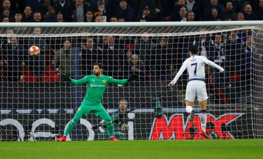 14일 오전 (한국시간) 영국 런던 웸블리 스타디움에서 열린 2018-2019시즌 유럽축구연맹(UEFA) 챔피언스리그 16강 1차전에서 토트넘 홋스퍼의 손흥민이 선제골을 넣는 모습. /사진=로이터