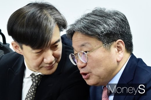 [머니S포토] 자치경찰제 당정청, 의견 나누는 조국-강기정