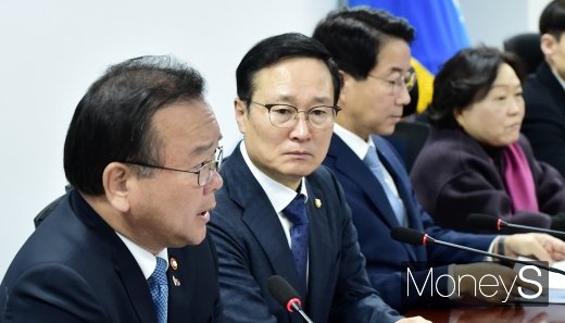 [머니S포토] 발언하는 김부겸
