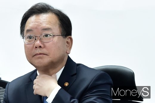 [머니S포토] 넥타이 고쳐 매는 김부겸