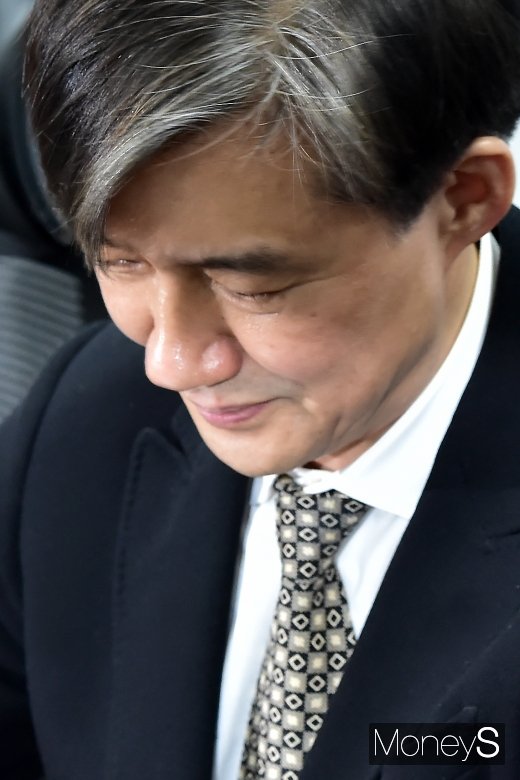 [머니S포토] 생각에 잠긴 조국