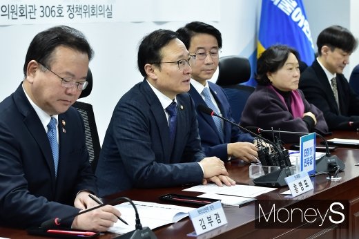 [머니S포토] 발언하는 홍영표 원내대표