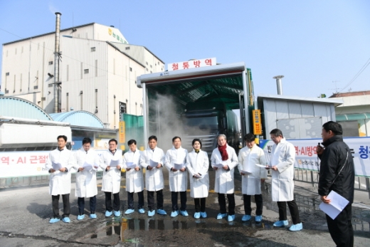 경상남도의회 농해양수산위원회가 지난 13일 함안군 법수면에 위치한 가축방역 현장을 방문 점검했다./사진제공=함안군