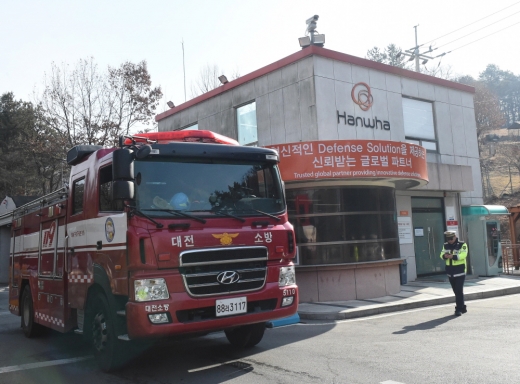 14일 오전 대전 유성구 외암동 한화 대전공장에서 폭발이 일어나 3명이 숨지는 사고가 발생한 가운데 119 구급 차량들이 나오고 있다. /사진=뉴시스 함형서 기자 