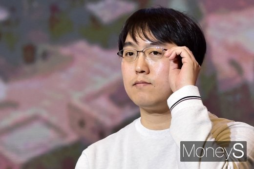 [머니S포토] 트라하 관련 질문 경청하는 이찬 대표