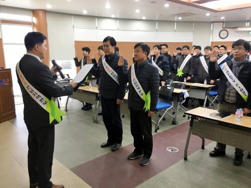 한국농어촌공사 전남본부 곡성구례담양 공사현장 직원들이 안전관리 강화를 위한 결의를 하고 있다./사진제공=한국농어촌공사 전남지역본부