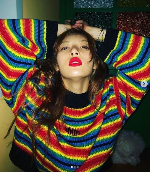 현아, 무릎에 멍… 격렬한 연습 때문?