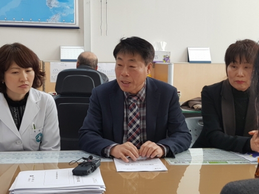 이종학 김해시 보건소장(가운데)이 14일 시청 기자회견장에서 홍역발생 관련 긴급 브리핑을 했다./사진제공=김해시