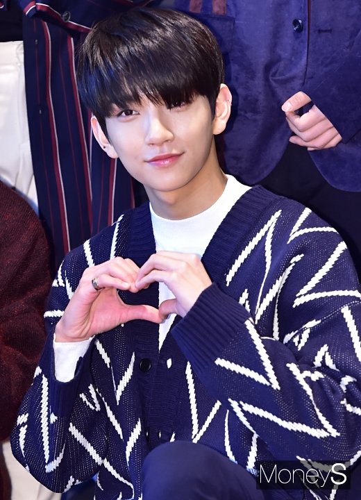 [머니S포토] 세븐틴 조슈아 '내 마음 속에 저장하고 싶은 하트'