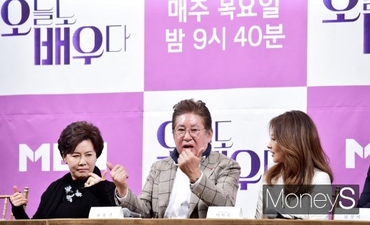 [머니S포토] 오늘도 배우다 김용건, '현장에서 배워가는 딸기게임'