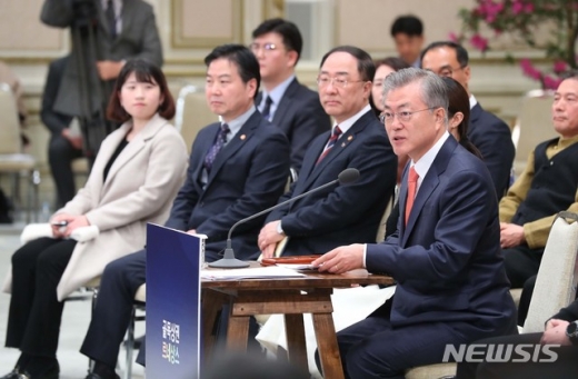 문재인 대통령이 14일 오전 청와대 영빈관에서 열린 자영업·소상공인과의 대화에서 모두발언을 하고 있다. /사진=뉴시스