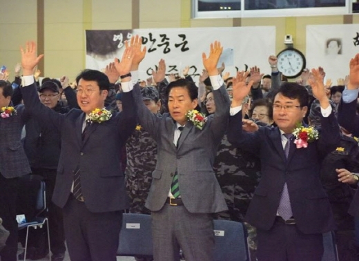 정정복 민주당 남구갑위원장(가운데)이 14일 부산 남구청(구청장 박재범, 맨왼쪽)에서 열린 안중근의 날 제정을 위한 결의대회에 참석했다./사진제공=부산남구