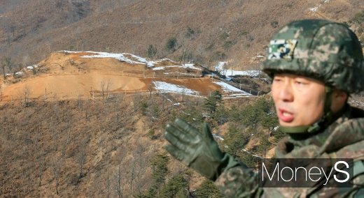 [머니S포토] 북측 GP터 설명하는 정훈공보 참모
