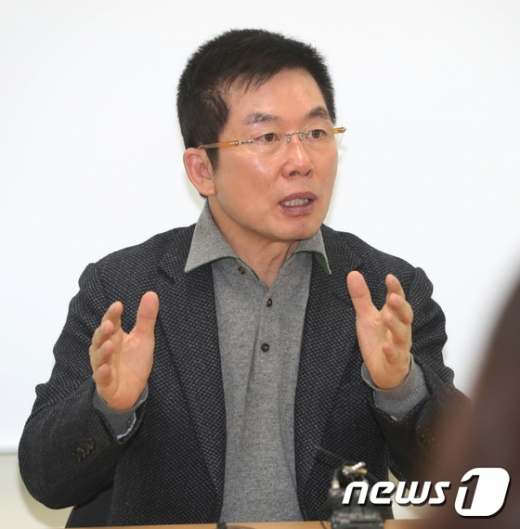 최신규 전 손오공 회장이 14일 오후 경기도 부천시 손오공빌딩에서 열린 기자회견에서 갑질 논란과 관련해 입장을 밝히고 있다. 2019.02.14 / 뉴스1 © News1 정진욱 기자