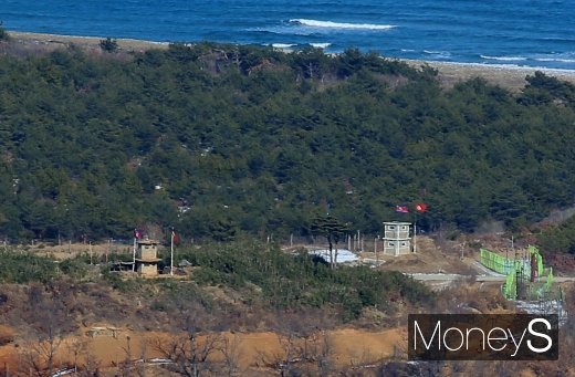 [머니S포토] 고성 GP에서 바라본 북 초소 및 인공기
