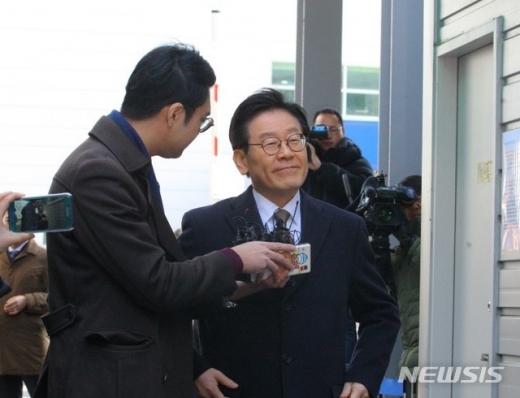 이재명 경기도지사는 14일 수원지법 성남지원 형사4부(최창훈 부장판사) 심리로 진행되는 5차 공판에 출석하기 위해 나온 자리에서 기자 질문에 답하고 있다. /사진=뉴시스